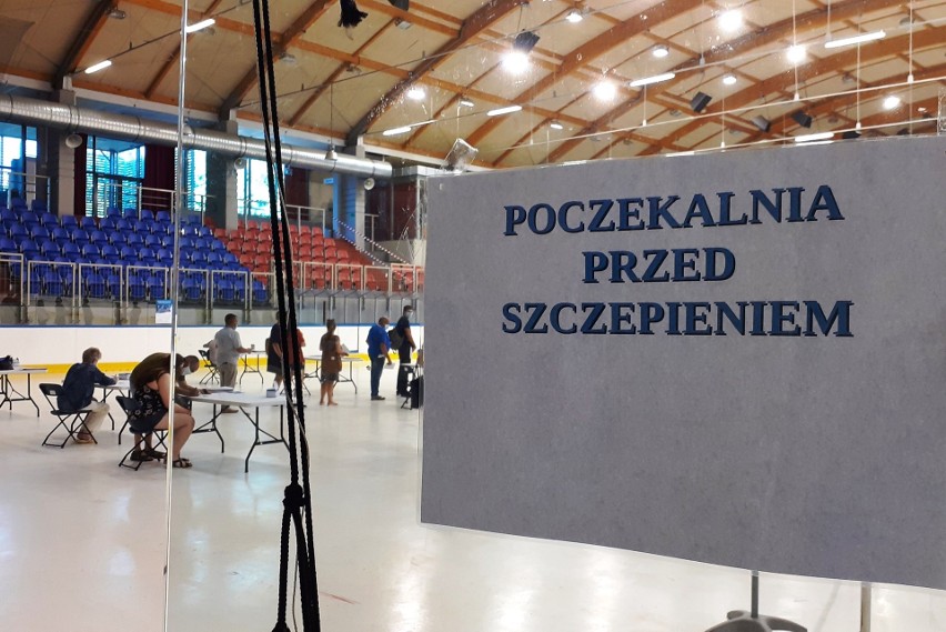 Punkt szczepień powszechnych w hali widowiskowo-sportowej w...