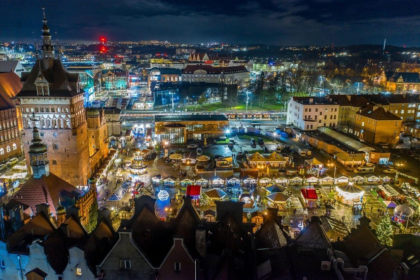 Jarmark Bożonarodzeniowy w Gdańsku z drona. Tak wygląda nocą