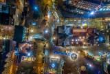 Jarmark Bożonarodzeniowy w Gdańsku 2021 oświetlają tysiące świateł. Zdjęcia z drona