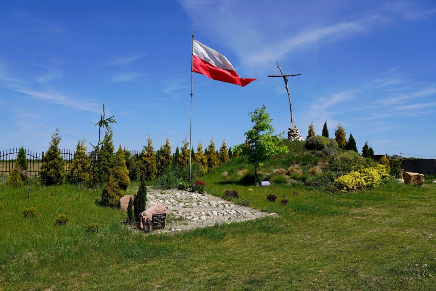 Fragment instalacji na cmentarnym wzgórzu w Gorzkowie