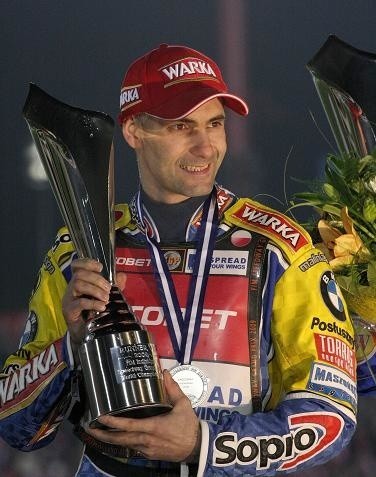 Tomasz Gollob ma 38 lat, pochodzi z Bydgoszczy i tam mieszka na stałe. Polskie kluby: Polonia Bydgoszcz (1988, 1990-2003), Wybrzeże Gdańsk (1989), Unia Tarnów (2004-2007) oraz Caelum Stal Gorzów Wlkp. (od 2008). Największe sukcesy: dwa srebrne i cztery brązowe medale GP, po cztery złote i srebrne krążki DPŚ. Żonaty z Brygidą, ojciec Wiktorii.