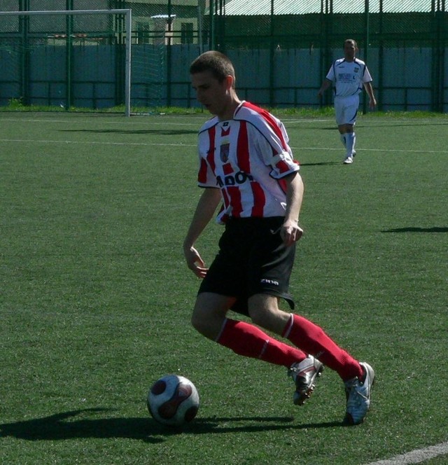 Kamil Koszałka (przy piłce), kapitan Centrum Radom zdobył w wygranym 13:0 meczu z Wisłą Chotcza sześć bramek.