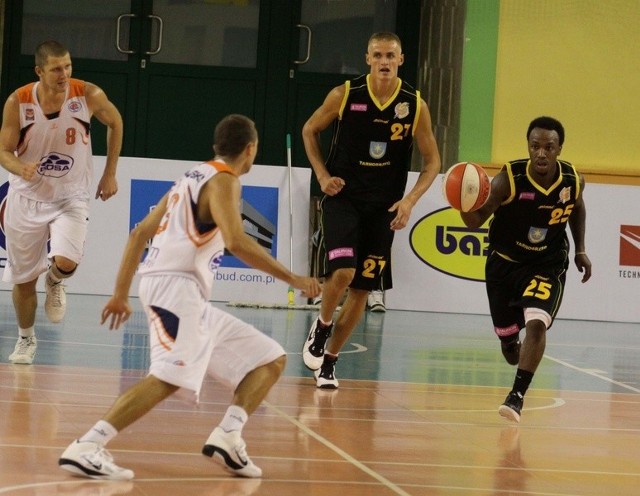 Koszykarze Siarki Jezioro Tarnobrzeg (w czarnych koszulkach) będą faworytami w Mistrzostwach Podkarpacia.