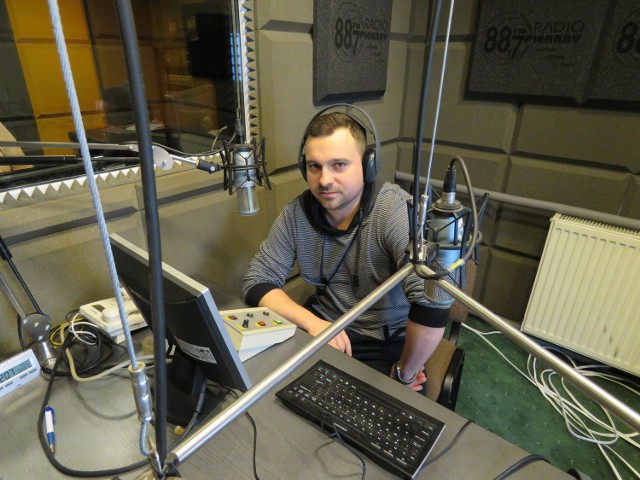 Na zdjęciu Marcin Hirnyk, jeden z dziennikarzy newsroomu Radia Piekary, w studiu radiowym
