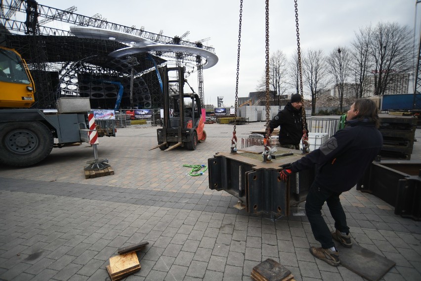 Sylwester 2015 Katowice - budowa sceny pod Spodkiem