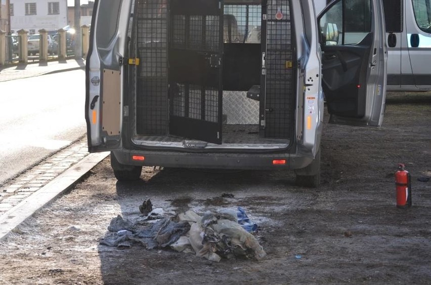 Człowiek przewożony przez policję nagle zaczął się palić w radiowozie