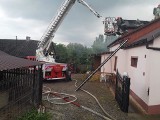 Ogień na poddaszu domu w Sternalicach. Strażacy w akcji