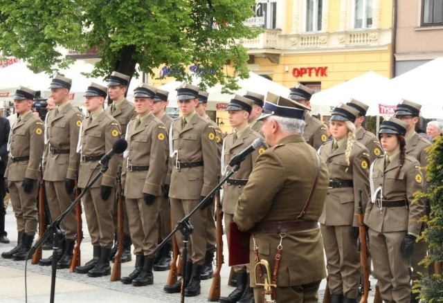 W uroczystości uczestniczyli przedstawiciele klas mundurowych Zakładu Doskonalenia Zawodowego.