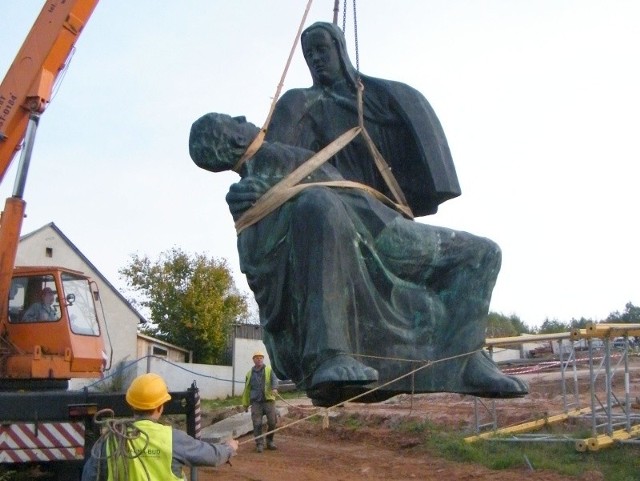 Kilkumetrowy pomnik uniesiono za pomocą dźwigu. 