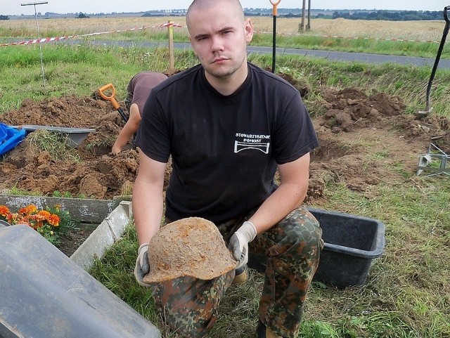 Adam Białas: - Oprócz szczątków znaleźliśmy też sprzęt wojskowy.