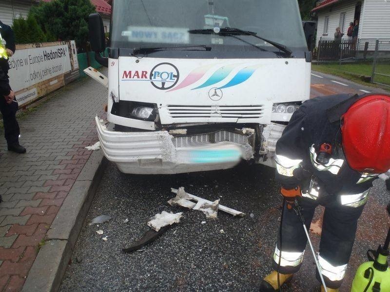 Barcice. Czołowe zderzenie kursowego busa na dk nr 87