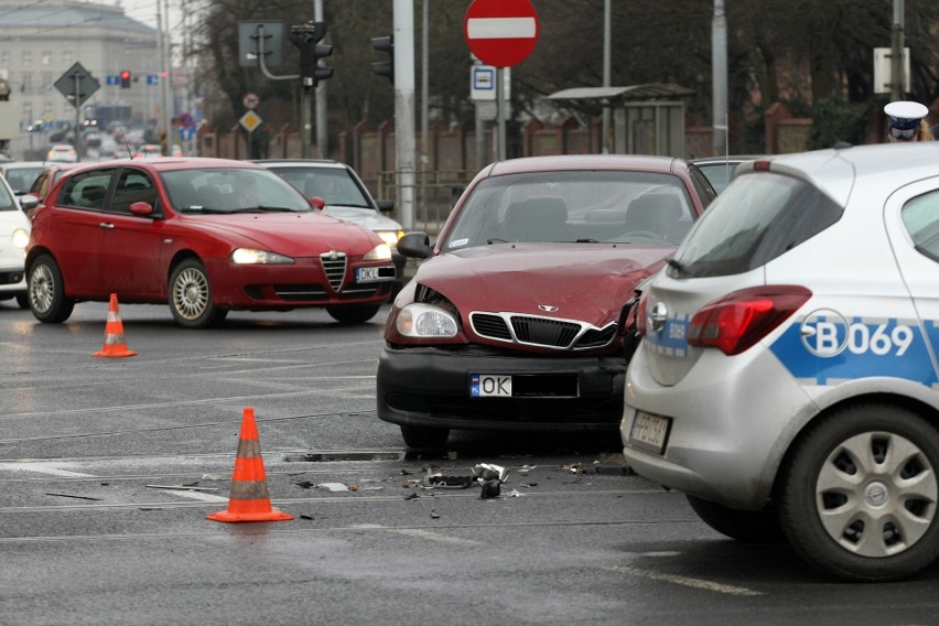 Wypadek na skrzyżowaniu Wyszyńskiego i Sienkiewicza. Trzy osoby są ranne (ZDJĘCIA)