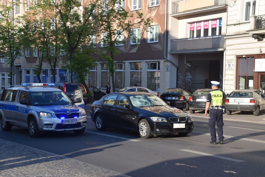 Wypadek na Sienkiewicza: BMW potrąciło pieszego przy przystankach obok Białówny (zdjęcia)