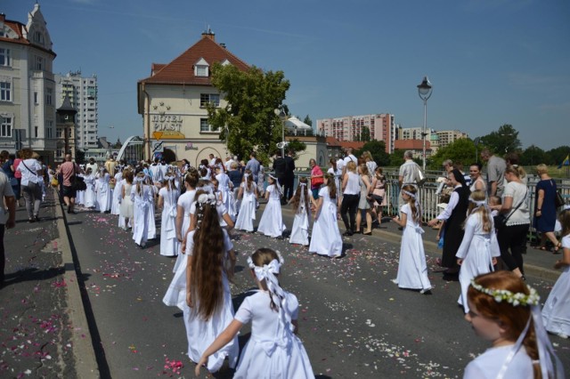 W Boże Ciało ulicami miast przejdą procesje.