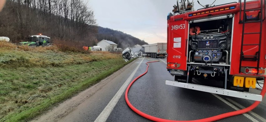 Zderzenie ciężarówek na krajowej 19 w Lipowicy. Jeden pojazd stanął w płomieniach. Dwie osoby ranne