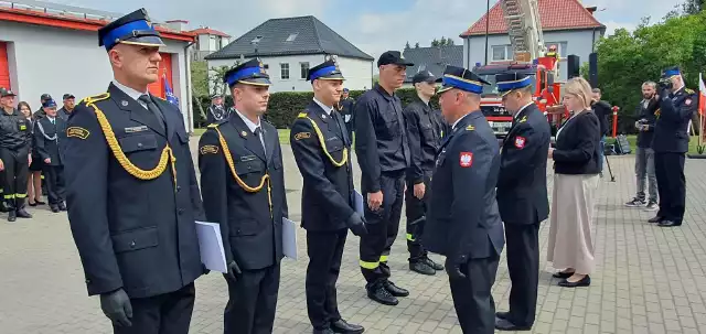 Główną częścią apelu było uhonorowanie medalami i awansami na wyższe stopnie służbowe zasłużonych strażaków.