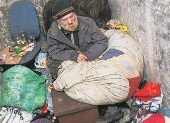 Pan Marek z Bydgoszczy to też bezdomny. Koczuje w dawnej szopie.