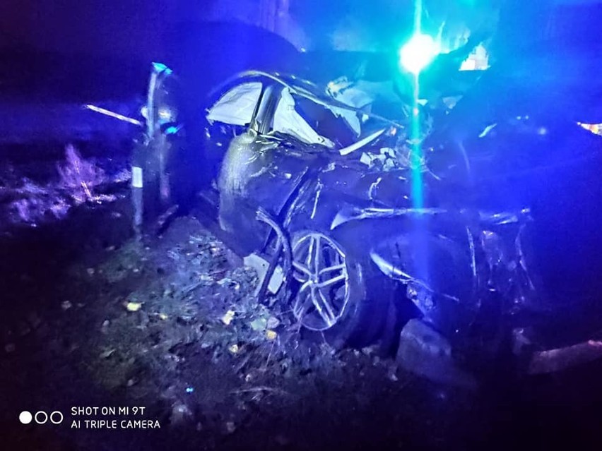 Wypadek na przejeździe kolejowym. Pociąg rozbił audi