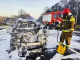 Samochód uderzył w tył autobusu i się zapalił. Wypadek drogowy i pożar w miejscowości Słopanowo