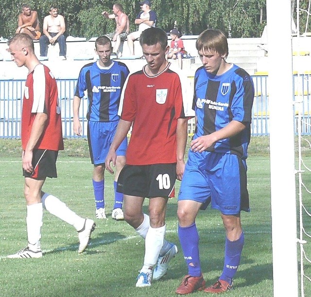Piłkarze Stali Nowa Dęba (z numerem 10 Mateusz Urbaniak, z lewej Wojciech Dudek) doznali pierwszej porażki w tym sezonie w czwartej lidze podkarpackiej. Ulegli Pogoni w Leżajsku 1:3.