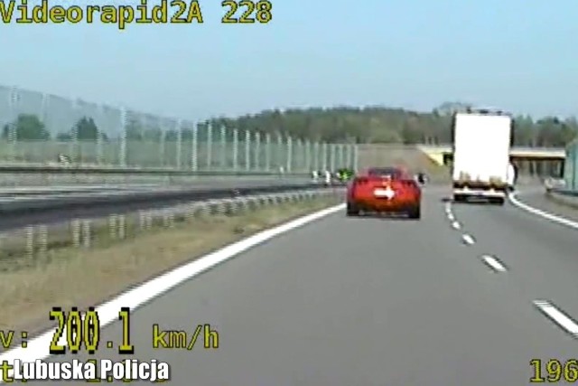 Policjant z zielonogórskiej drogówki zatrzymał na trasie S3 kierowcę ferrari, który gnał 220 km/h