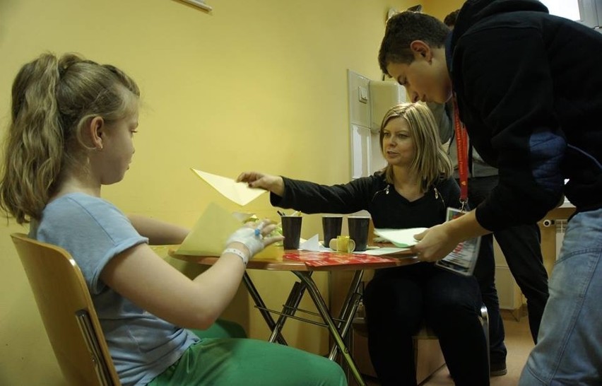 WOŚP 2015 w Chorzowie. Mali pacjenci i seniorzy robili wiatraki z serduszkiem [FOTO]