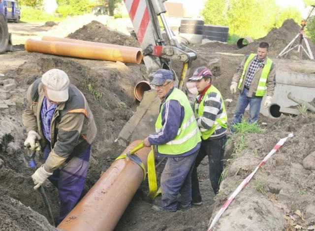 Ekipa budowlańców pracuje przy budowie kanalizacji deszczowej