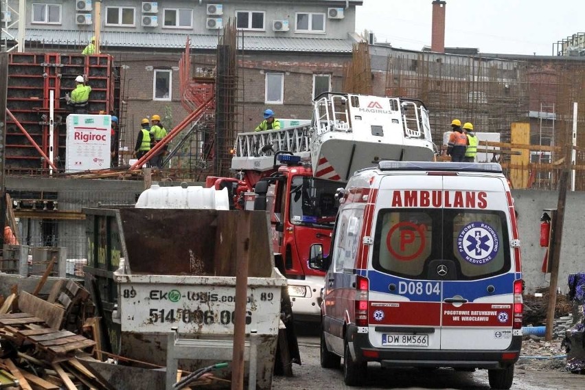 Wypadek na budowie. Operator dźwigu porażony prądem, ratowali go alpiniści