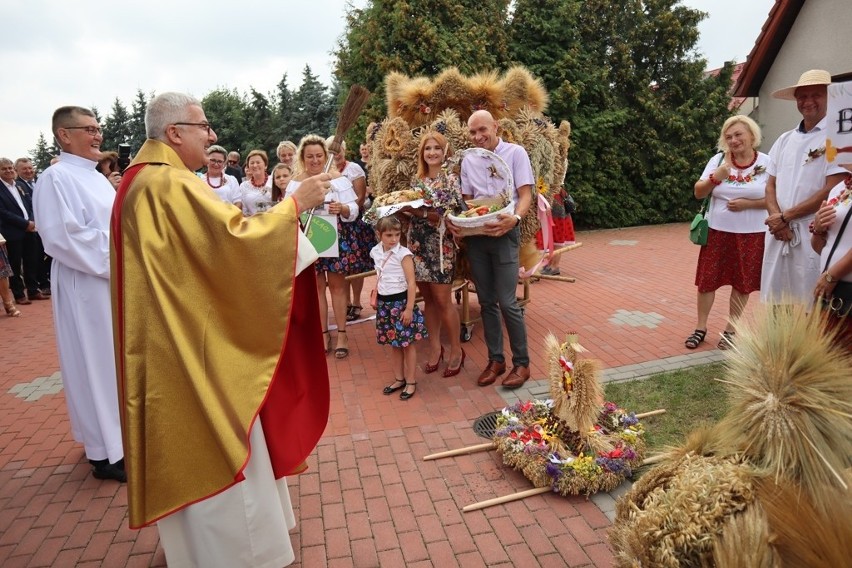 Podczas dożynek w Skałągach rolnicy z gminy Wołczyn...