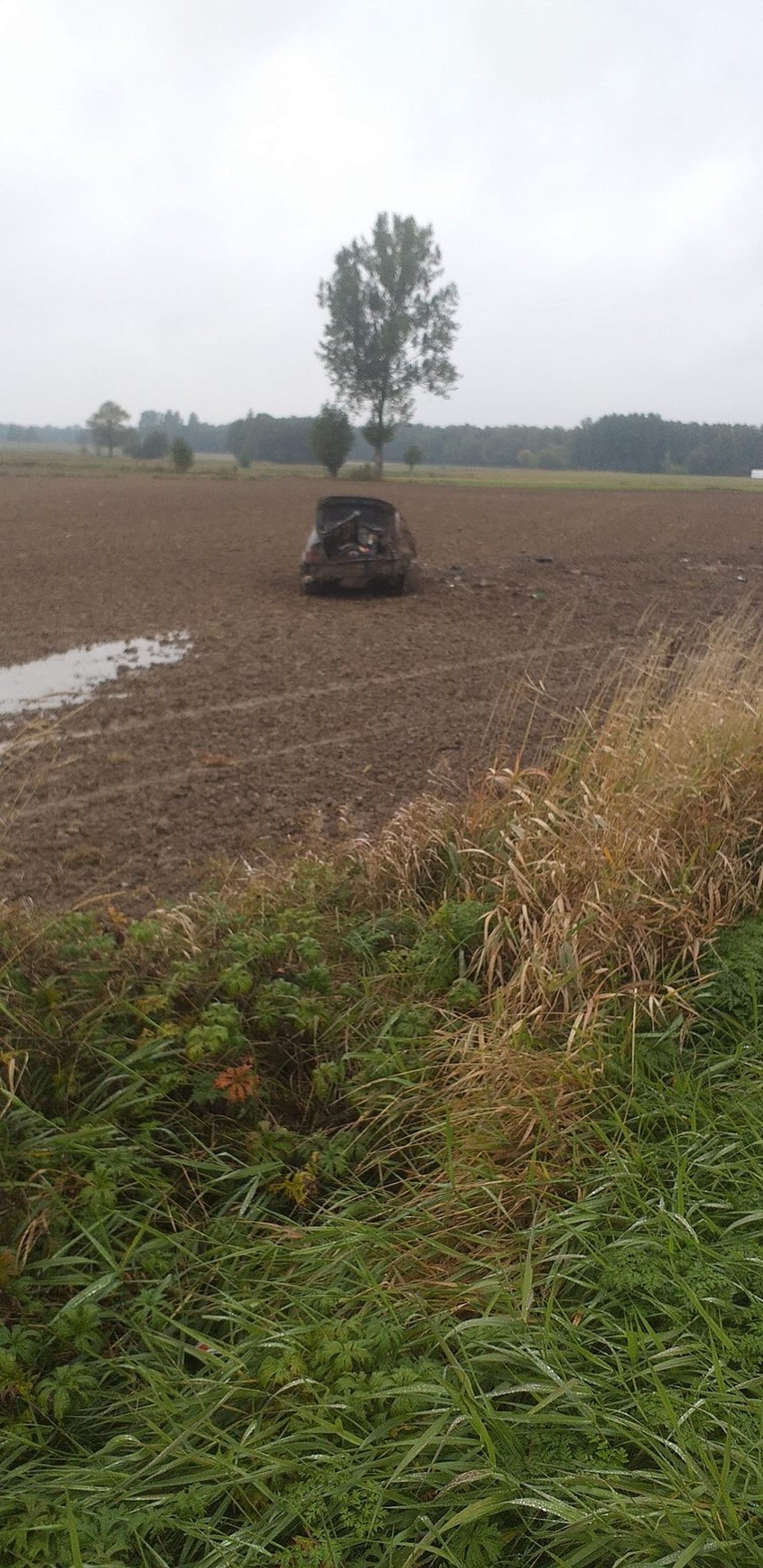 Olędzkie. Zniszczone BMW leżało na boku. Kierowcy brak