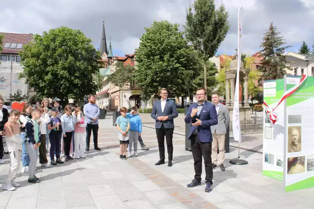 Otwarcie wystawy poświęconej Andrzejowi Średniawskiemu na myślenickim rynku