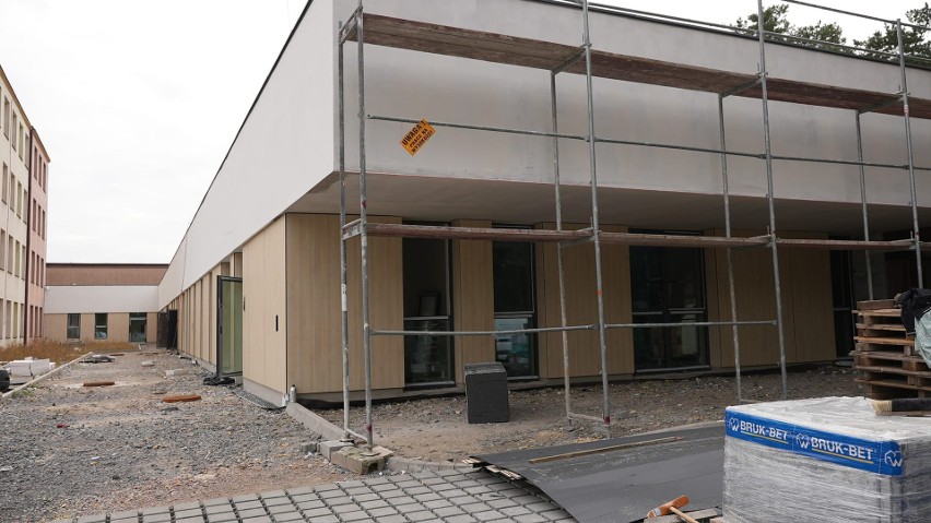 Poseł i burmistrz wizytowali inwestycje gminy Kozienice: budowę przedszkola, bloku komunalnego i biblioteki. Zobaczcie zdjęcia