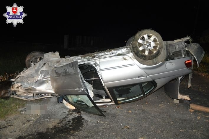 Wypadek pod Biłgorajem. Kierowca BMW ostro hamował przed lisem. Zwierzę nie ocalało, 24-latek ranny, wóz rozbity