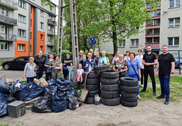 Sosnowiczanie sprzątali Stary Sosnowiec. Znaleźli mnóstwo opon, części do telewizora, samochodu czy pralki. Organizatorzy przygotowali dla nich drobne upominki. Zobacz kolejne zdjęcia. Przesuń zdjęcia w prawo - wciśnij strzałkę lub przycisk NASTĘPNE