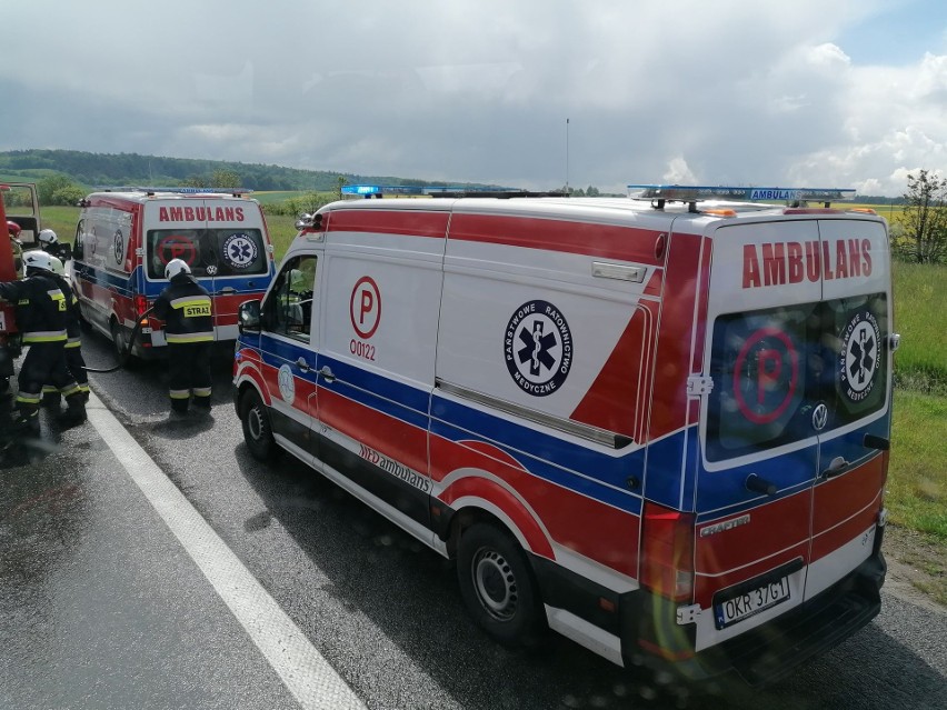 Wypadek na autostradzie A4. Dachowanie auta. Ranne cztery...