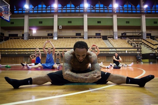 Środowy trening koszykarzy Jeziora Tarnobrzeg został urozmaicony o elementy fitness. Na zdjęciu Matt Addison wykonuje ćwiczenia rozciągające.