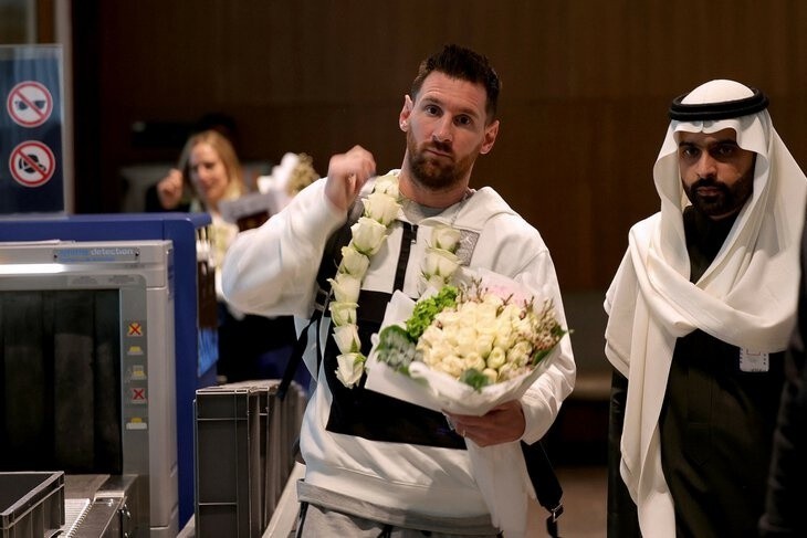 Leo Messi z naręczem białych róż witany przez Saudów na...