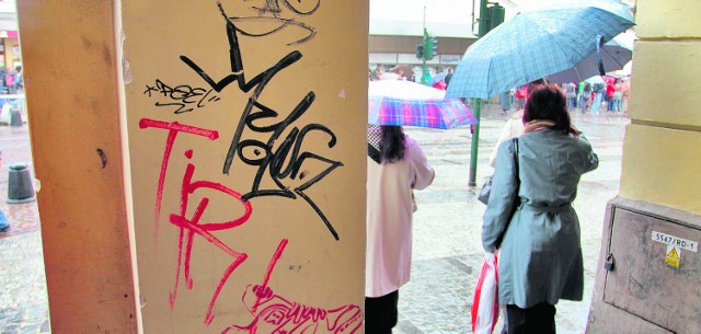 Na ulicy Dunajewskiego w centrum Krakowa nie jest  trudno znaleźć na murach szpecącą twórczość pseudografficiarzy