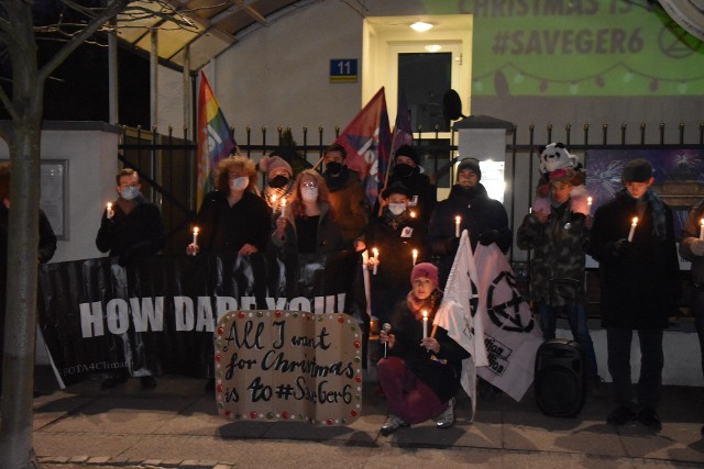 Organizacje ekologiczne spotkały się pod Konsulatem Niemieckim w Opolu, by zaprotestować przeciwko zamykaniu niemieckich elektrowni atomowych.