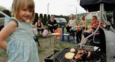 Wiktoria Kielar z Zabierzowa przy grillu obchodziła swoje urodziny. Dla swoich gości piekła kiełbaski, skrzydełka i kromki chleba. Fot. Barbara Ciryt