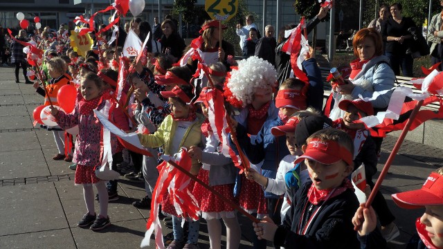 W czwartek na Rynku Staromiejskim w Koszalinie o godzinie 10 zrobiło się dosłownie biało-czerwono. Dzieci z koszalińskich przedszkoli wzięły udział w „Biało-Czerwonym Marszu dla Niepodległej”. W uroczystości wzięły udział  dzieci z Przedszkoli nr 3,7, 9, 10, 12, 13, 16, 20, 21, 22, 23, 35 i Przedszkola Integracyjnego. Organizatorami były Przedszkola nr 3, 7, 9, 10 i 35. 