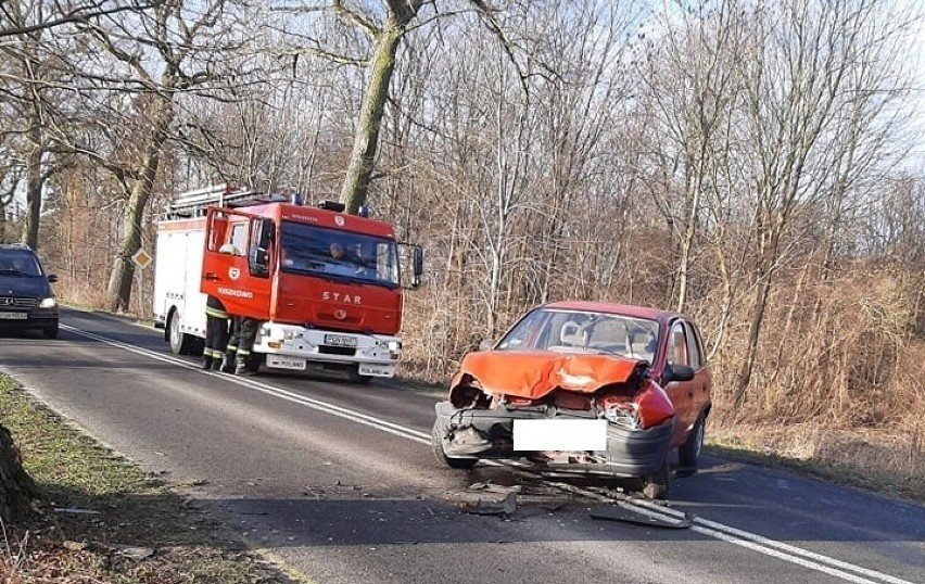 Poważny Wypadek W Wielkopolsce. Samochód Uderzył W Drzewo | Głos Wielkopolski