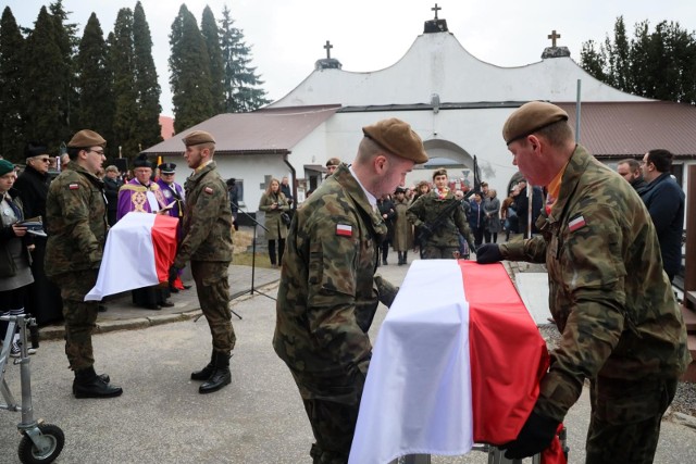 20 marca 2023 roku. Pogrzeb żołnierzy wyklętych w Janowie Lubelskim: Józefa Kłysia ps. Rejonowy oraz Stefana Wojciechowskiego ps. Mordka. Szczątki zamordowanych przez komunistyczną bezpiekę bohaterów odnaleziono na cmentarzu przy ulicy Unickiej w Lublinie.