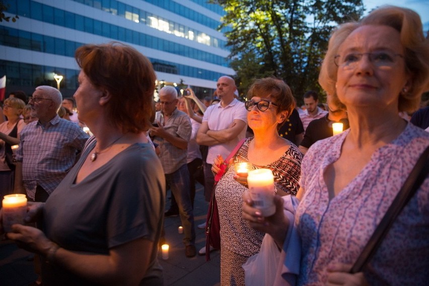 Łańcuch światła przed krakowskim sądem