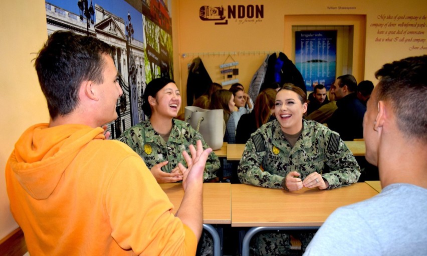 Uczniowie mechanika szlifują język angielski z marynarzami z Redzikowa