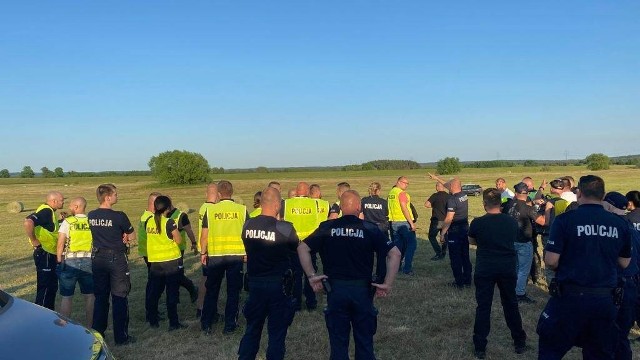 Poszukiwania 14-latka w Wielkim Wełczu w poniedziałek, 5 czerwca prowadziło kilkudziesięciu policjantów na lądzie