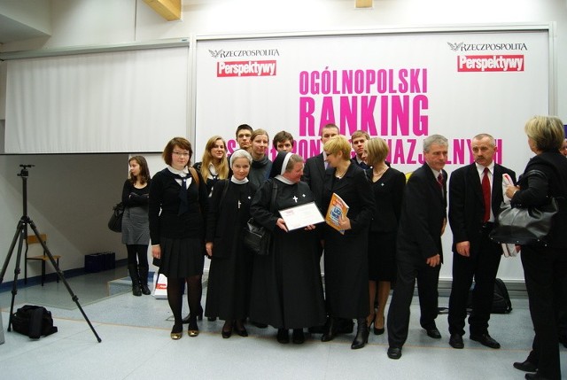 Delegacja kieleckiego Liceum św. Jadwigi wraz z Lillą Jaroń, wiceminister edukacji narodowej