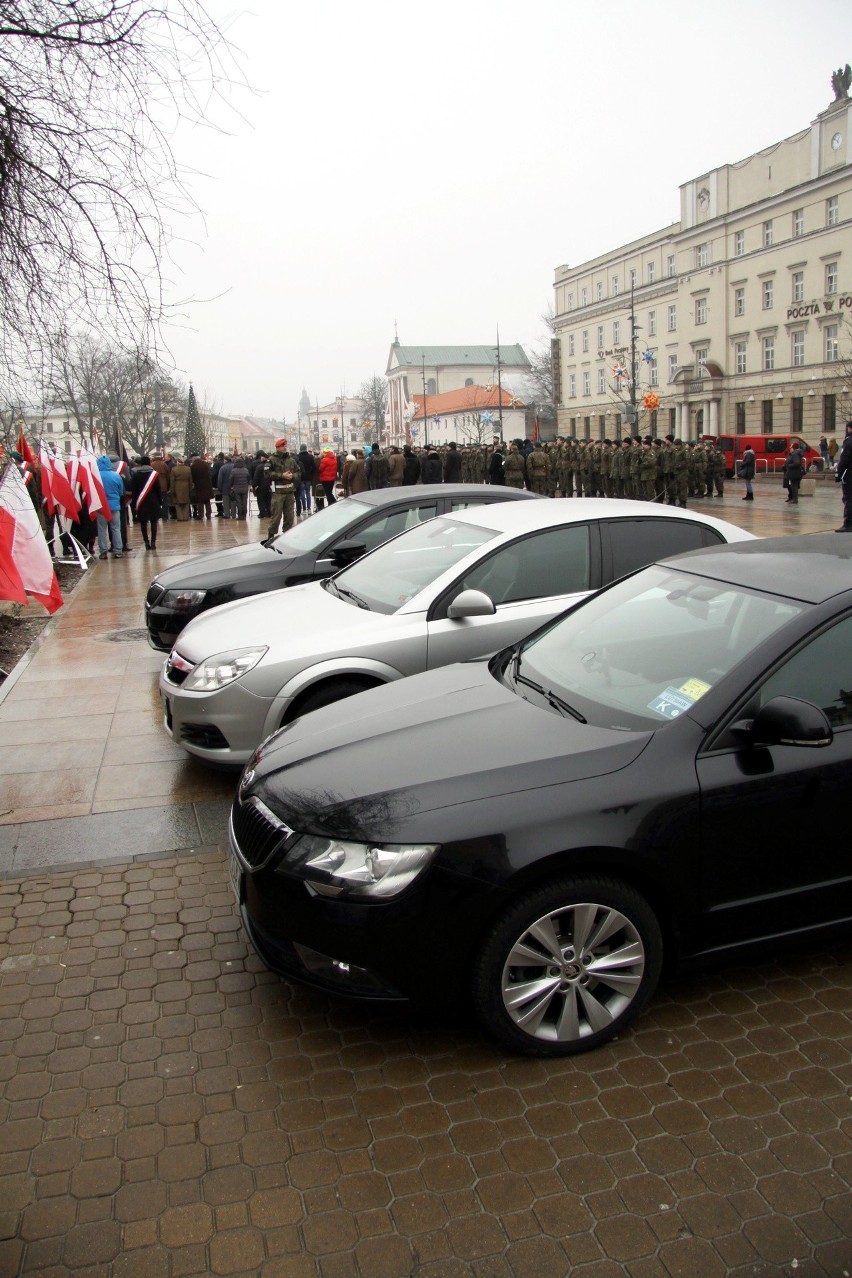 Auta na placu Litewskim w Lublinie podczas oficjalnej uroczystości. Co na to ratusz? (ZDJĘCIA)