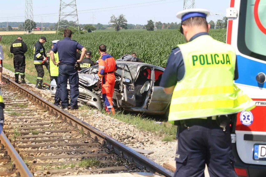 Wypadek szynobusu Wrocław - Trzebnica i samochodu. Kierowca nie żyje (ZDJĘCIA)