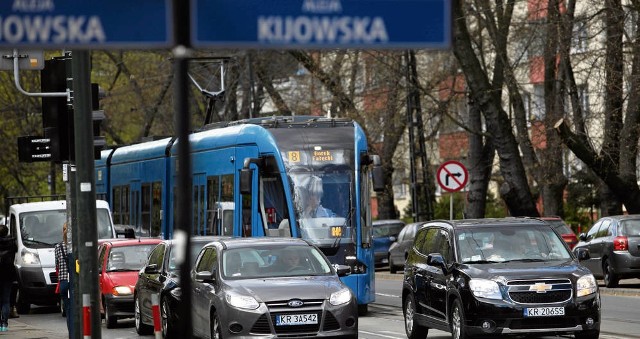 Na skrzyżowaniu ul. Królewskiej z al. Kijowską auta często blokują tam przejazd tramwajom